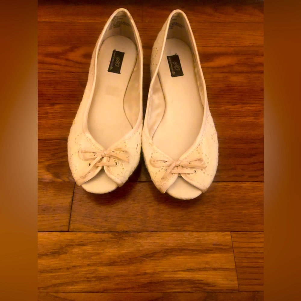 SO - Wear It Declare It Women’s Size 8 Cream Slippers W/ Embroidery Details
